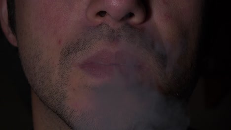 Nahaufnahme-Auf-Jungen-Erwachsenen-Männlichen-Mund-Mit-Stoppelrauchen-Und-Inhalieren-Von-Zigaretten