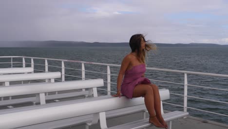 Mujer-Joven-Sentada-En-La-Cubierta-Del-Ferry-Admirando-El-Océano---Viaje-En-Ferry-A-La-Isla-De-North-Stradbroke,-Australia