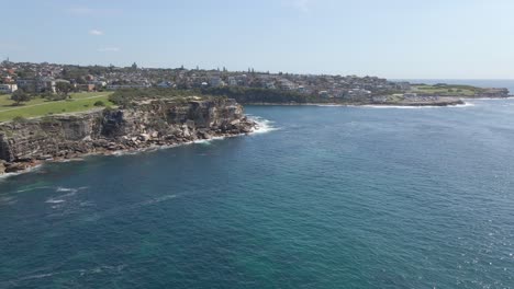 Panorama-Del-Océano-Azul-Tranquilo-Y-La-Península-Cerca-De-La-Bahía-De-Gordons-Y-La-Playa-De-Clovelly-En-Verano---Sydney,-Nsw,-Australia