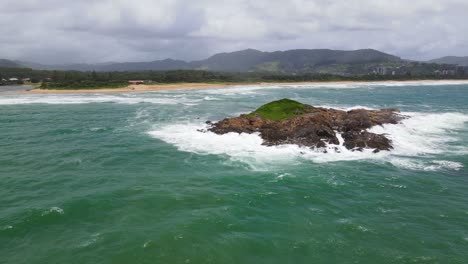Little-Muttonbird-Island-With-Stormy-Waves-With-North-Wall-Beach-In-Background---Coffs-Harbour-In-Sydney,-NSW,-Australia