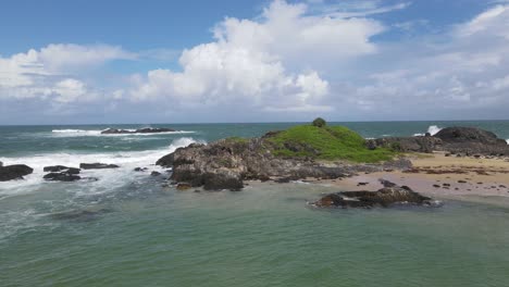 Rocky-Outcrops-At-Sawtell-Beach---White-Fluffy-Clouds-Over-South-Pacific-Ocean---NSW,-Australia