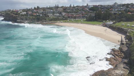 Bronte-Beach-In-Sydney,-New-South-Wales,-Australien---Wellen,-Die-Gegen-Die-Felsige-Küste-Schlagen