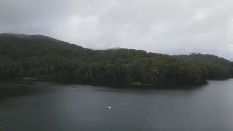 Aguas-Tranquilas-En-La-Presa-De-Karangi-Con-Nubes-Y-Niebla---Lago-En-Karangi,-Coffs-Harbour,-Nsw,-Australia