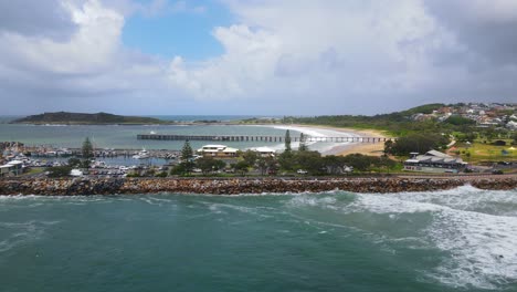 Sea-Waves-Splashing-Against-Tetrapod-Concrete-On-Breakwater-Of-Solitary-Islands-Marine-Park---Coffs-Harbour-Jetty-In-NSW,-Australia