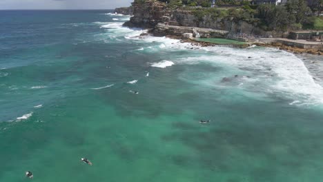 Surfistas-Surfeando-En-La-Playa-De-Bronte---Baños-De-Bronte-Y-Cuenca-De-Natación-En-Sydney,-Nsw,-Australia