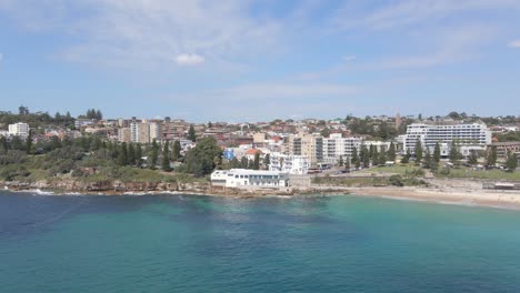 Coogee-Beach-And-Coogee-Surf-Life-Saving-Club-In-Sydney,-New-South-Wales,-Australia-With-Ross-Jones-Rockpool-In-Eastern-Suburb