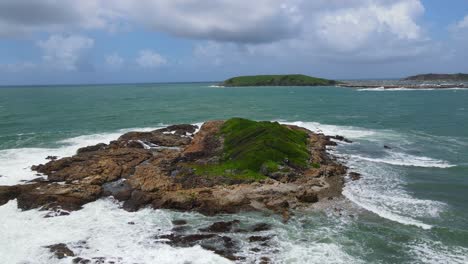 Strong-Waves-Crashing-On-Little-Muttonbird-Island-With-Solitary-Islands-Marine-Park-In-Background---Coffs-Harbour,-NSW,-Australia