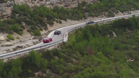 Autos-Fahren-Tagsüber-Mit-Geschwindigkeit-Auf-Einer-Kurvenreichen-Bergstraße-In-Der-Nähe-Von-Barcelona,-Spanien