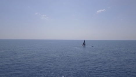 Segelbootsegeln-Im-Blauen-Meerwasser-Und-Im-Klaren-Himmel-Für-Kopienraum