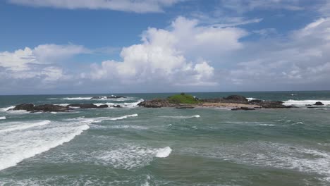 Olas-Oceánicas-En-La-Playa-De-Sawtell-Bajo-Un-Cielo-Azul-Con-Nubes---Sawtell,-Sydney,-Nsw,-Australia