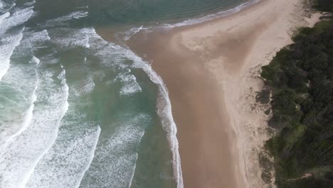 Meereswellen,-Die-Sich-Am-Sandstrand-Von-Sawtell-Beach-Anspülen---Bonville-Headland-Lookout-In-Sawtell,-NSW,-Australien