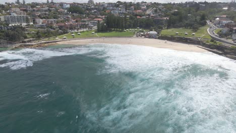 Aerial-View-Of-Bronte-Beach-In-Summer-With-Crashing-Waves---Bronte-Park-In-Sydney,-NSW,-Australia