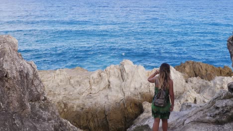 Chica-Caminando-En-Rocas-Hacia-El-Mar-Azul---Mar-Azul-Desde-North-Gorge-Walk-In-Point-Lookout,-Australia