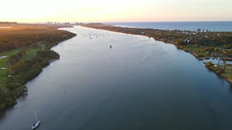 Boote-Segeln-In-Ruhigen-Gewässern-Des-Tweed-River-In-Der-Nähe-Von-Fingal-Head-Bei-Sonnenuntergang-In-NSW,-Australien