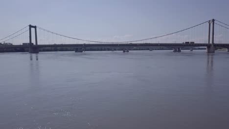 Fluss-Rhone-Transportbrücke-überqueren-Niedrigen-Winkel-Luftbild-über-Wasser-In-Richtung-Aufhängeverbindung