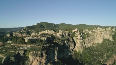 Vista-Panorámica-De-Las-Escarpadas-Montañas-De-Siurana-Con-Vegetación-Contra-El-Cielo-Azul-En-Tarragona,-Cataluña,-España