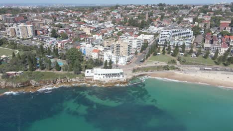 Aerial-View-Of-Coogee-Surf-Life-Saving-Club-With-Ross-Jones-Rockpool-Near-Grant-Reserve-In-Coogee-Bay,-NSW-Australia