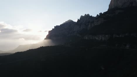 Silhouette-Montserrat-Gebirge-In-Der-Nähe-Von-Barcelona-In-Katalonien,-Spanien-In-Der-Abenddämmerung