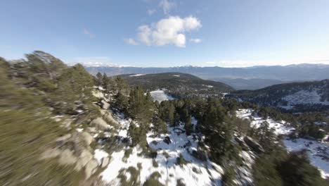 Emocionante-Vuelo-De-Dron-De-Ritmo-Rápido-Fpv-A-Través-De-Montañas-Lago-Congelado-Y-árboles