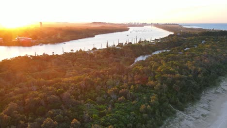 Blick-Auf-Den-Sonnenuntergang-Am-Fingal-Head-Mit-Tweed-River-Vom-Dreamtime-Beach-In-NSW,-Australien