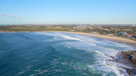 Panorama-De-La-Playa-De-Maroubra-Con-Olas-Oceánicas-Durante-El-Día---Suburbio-Junto-A-La-Playa-De-Maroubra-En-Nsw,-Australia