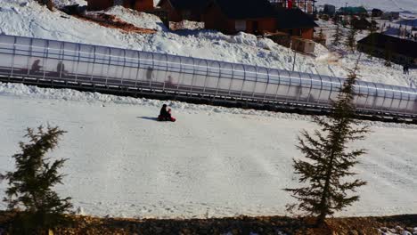 Kahramanmaras-Yedikuyular-Ski-Resort-Luftaufnahme-Von-Menschen,-Die-In-Einem-Skigebiet-Bergab-Fahren