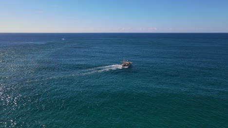 Australischer-Fischtrawler,-Der-Auf-Das-Meer-Hinausfährt,-Um-Fische-Zu-Fangen---Rückspülung-Des-Bootes---Küste-Australiens
