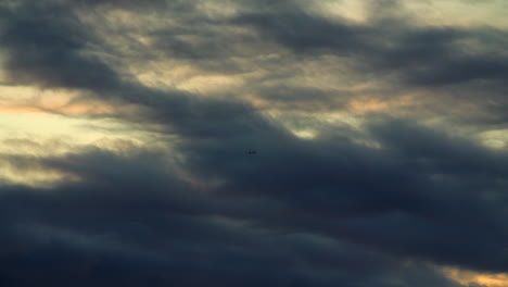 Einzelnes-Flugzeug,-Das-In-Wolken-Abhebt