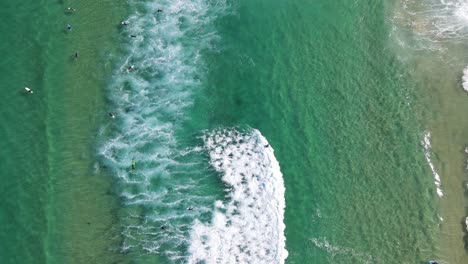 Vista-Superior-De-Los-Turistas-Surfeando-En-Bondi-Beach-En-Sydney,-Nueva-Gales-Del-Sur,-Australia