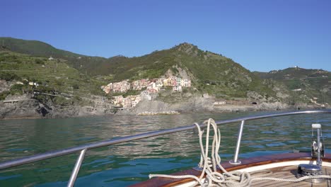 Eines-Der-Fünf-Schönen-Dörfer-Der-Cinque-Terre-Mit-Bunten-Häusern-Auf-Einer-Klippe-Am-Meer,-Blick-Vom-Boot