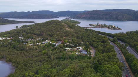 Vehicles-Driving-In-Pacific-Motorway-In-Mooney-Mooney-With-A-View-Of-Peat-Island-In-Hawkesbury-River,-NSW,-Australia