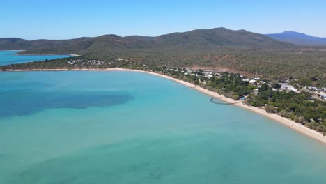 Clear-Blue-Waters-Of-Dingo-Beach-With-Mountain-Views-At-Daytime---Seascape-At-Whitsunday,-QLD,-Australia