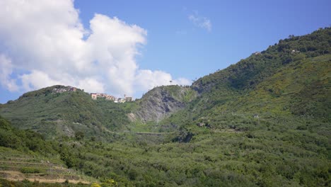 Hermoso-Y-Antiguo-Pueblo-Italiano-En-Una-Montaña-En-Cinque-Terre