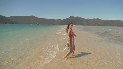 Bella-Dama-En-Bikini-Haciendo-El-Baile-Feliz-En-La-Playa--landford-Island,-Australia--wide