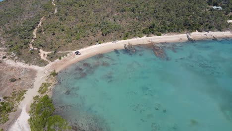 Langer-Sandstrand-Auf-Blackcurrant-Island-Und-Hydeaway-Bay-Beach-In-Whitsunday,-Nord-Queensland,-Australien