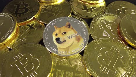 Bitcoin-Dodgecoin-Kryptowährung-Münze-Geldschein-Stock