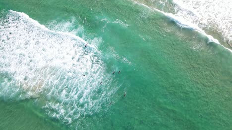 Surfer-Auf-Surfbrettern,-Die-Auf-Weißen-Wellen-Schwimmen,-Die-Am-Strand-Rollen---Freizeitausflug-Am-Bondi-Beach-In-Nsw,-Australien