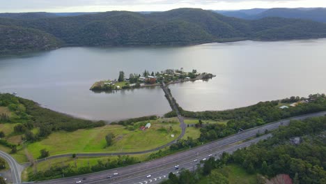 Panorama-Von-Hawkesbury-River-Und-Torfinsel-Mit-Damm-Und-Verkehr-Auf-Der-Pazifikautobahn---Mooney-Mooney-Vorort-In-Nsw,-Australien