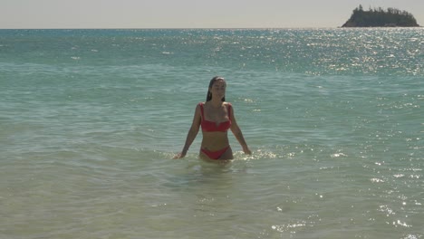 Mujer-En-Bikini-En-Agua-Reluciente-En-La-Playa-De-Verano-De-La-Isla-De-Langford,-Whitsundays-En-Queensland,-Australia