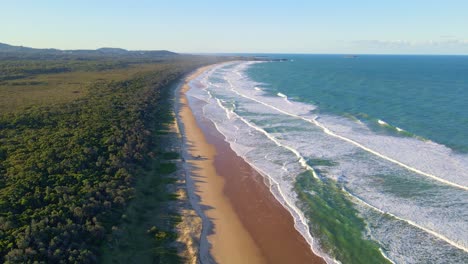 Weiße,-Schaumige-Wellen,-Die-Im-Sommer-Am-Sandstrand-Von-Moonee-Beach-Entlang-Des-Naturreservats-Moonee-Beach-Rollen---Meereslandschaft-Am-Moonee-Beach,-NSW,-Australien