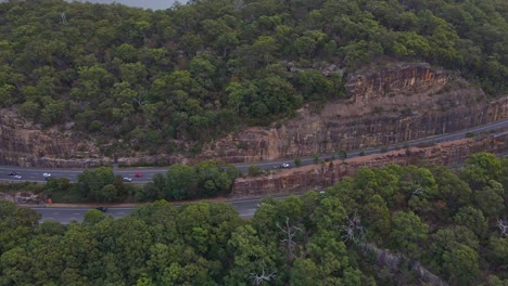 Fahrzeuge,-Die-Auf-Der-Pazifikautobahn-M1-Und-Der-Pazifikautobahn-In-Mooney-Fahren-Mooney,-NSW,-Australien