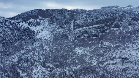 Luftaufnahme-Des-Schneebedeckten-Felsigen-Berges.4k
