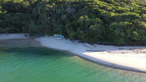 Schöner-Weißer-Sand-Von-Echo-Beach-Und-Grüner-Wald-Von-Burleigh-Hill-In-Queensland,-Australien