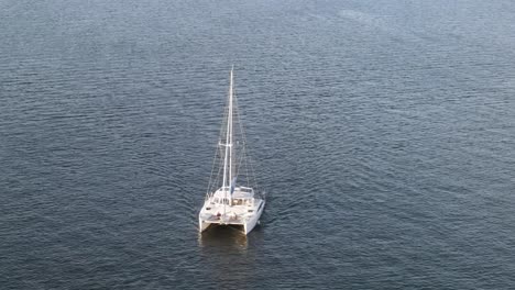 Catamaran-Boat-Sailing-At-Lake-Pontchartrain-In-New-Orleans,-Louisiana,-USA