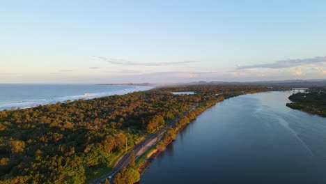 Luftaufnahme-Von-Fingal-Head,-Tweed-River-Und-Ozean-Bei-Sonnenuntergang---Touristenattraktion-In-NSW,-Australien