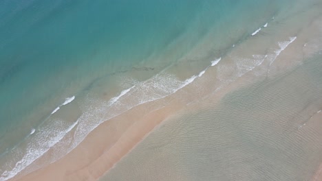 Toma-Aérea-De-Drones-De-Una-Hermosa-Playa-Con-Agua-Clara-En-Fuerteventura-En-Las-Islas-Canarias
