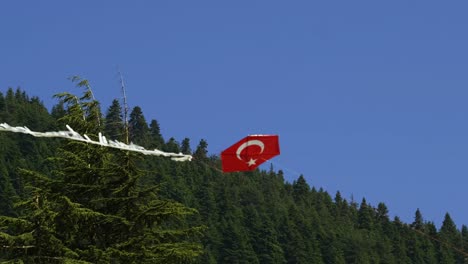 Türkischer-Flaggendrachen-Fliegt-Am-Himmel