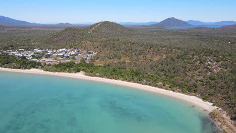 Reserva-Costera-De-Dingo-Beach-Con-Casas-En-La-Localidad-Frente-Al-Mar-En-La-Región-De-Whitsunday,-North-Queensland,-Australia