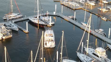 Luxury-Motor-Yacht-At-The-Marina-Of-New-Orleans-Yacht-Club-In-New-Orleans,-Louisiana,-USA