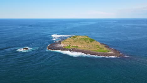 Aerial-View-Of-Cook-Island-In-South-Pacific-Ocean---Choongurra-Narrian-Nature-Reserve-In-NSW,-Australia
